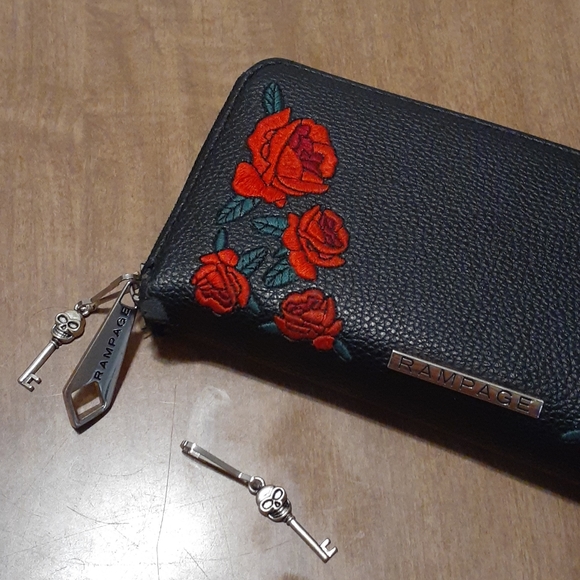 Set of 2 Skull Key Clip-On Attachments - Picture 2 of 4